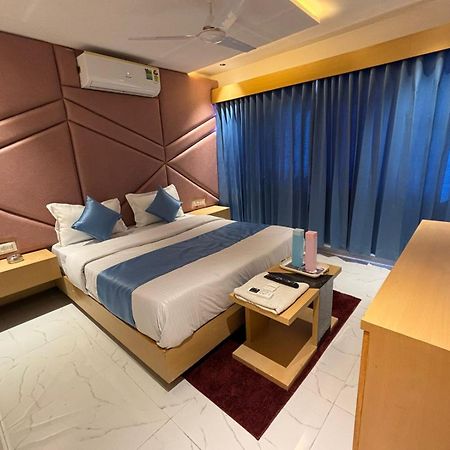 Hotel Phoniex Ahmadabad Zewnętrze zdjęcie