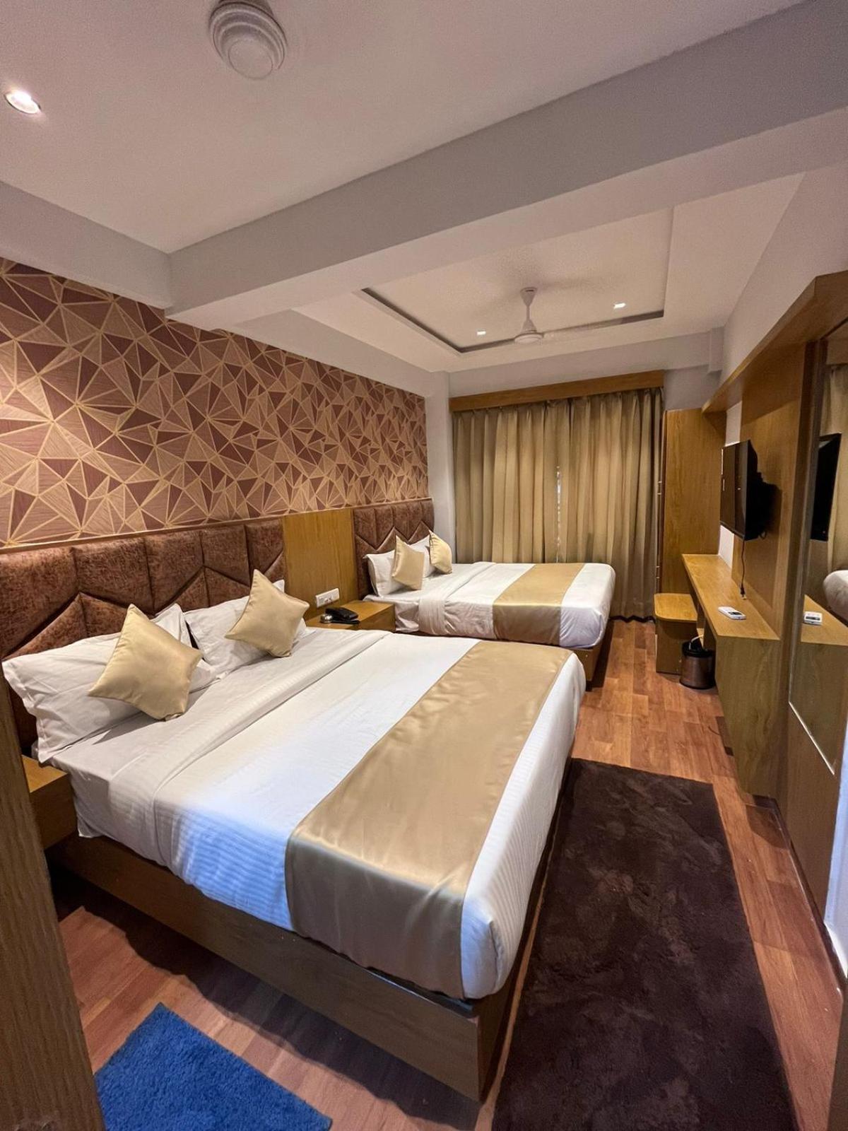 Hotel Phoniex Ahmadabad Pokój zdjęcie