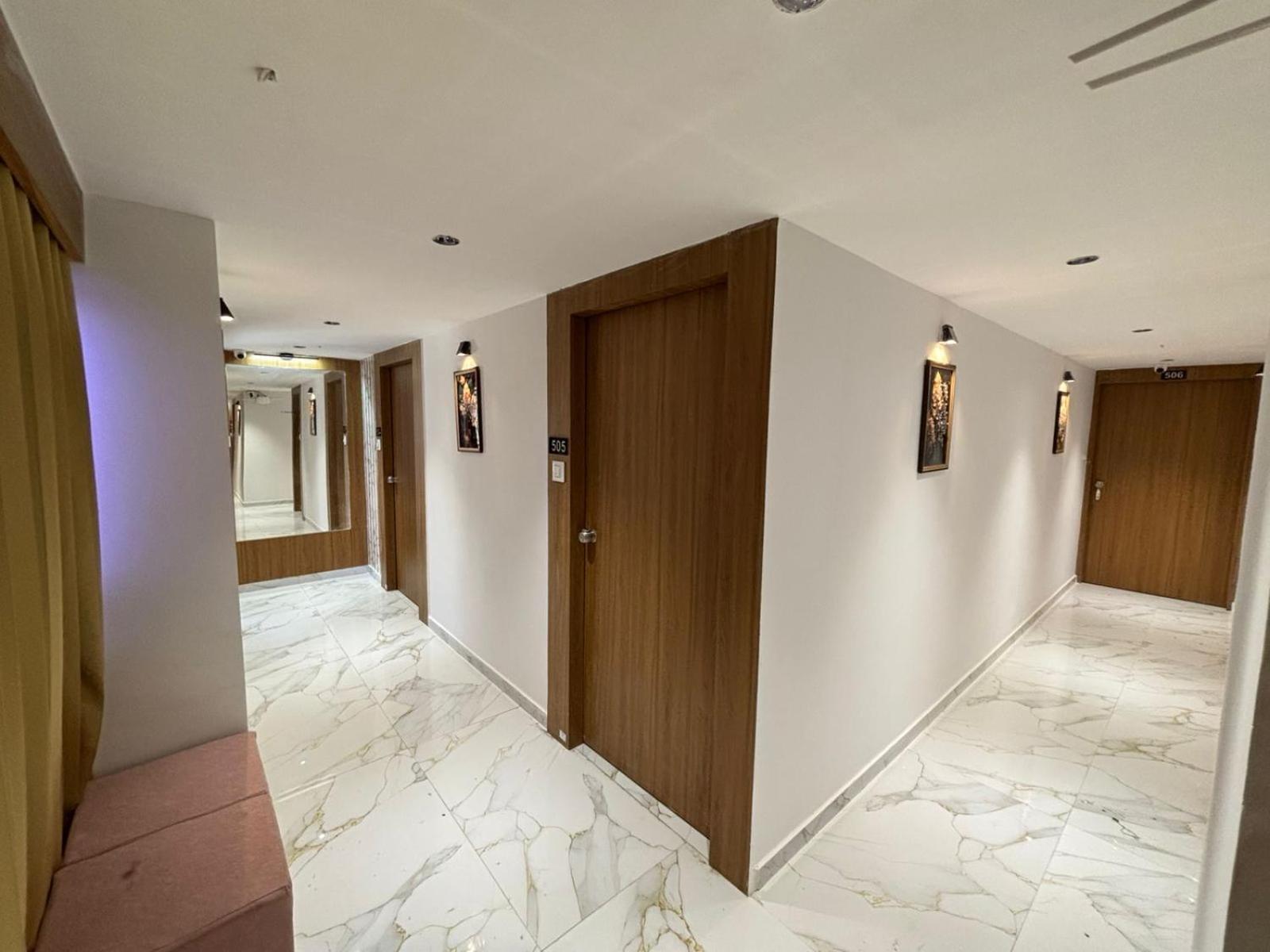 Hotel Phoniex Ahmadabad Zewnętrze zdjęcie
