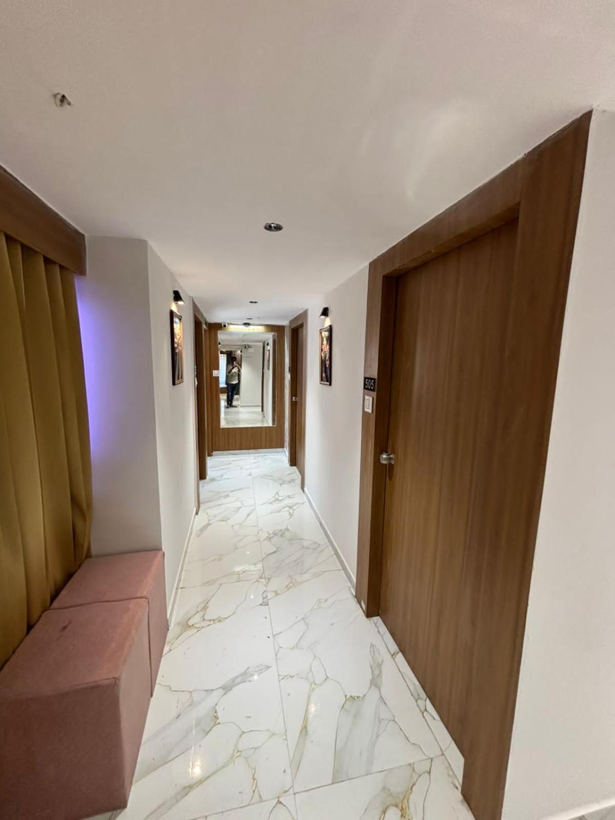 Hotel Phoniex Ahmadabad Zewnętrze zdjęcie