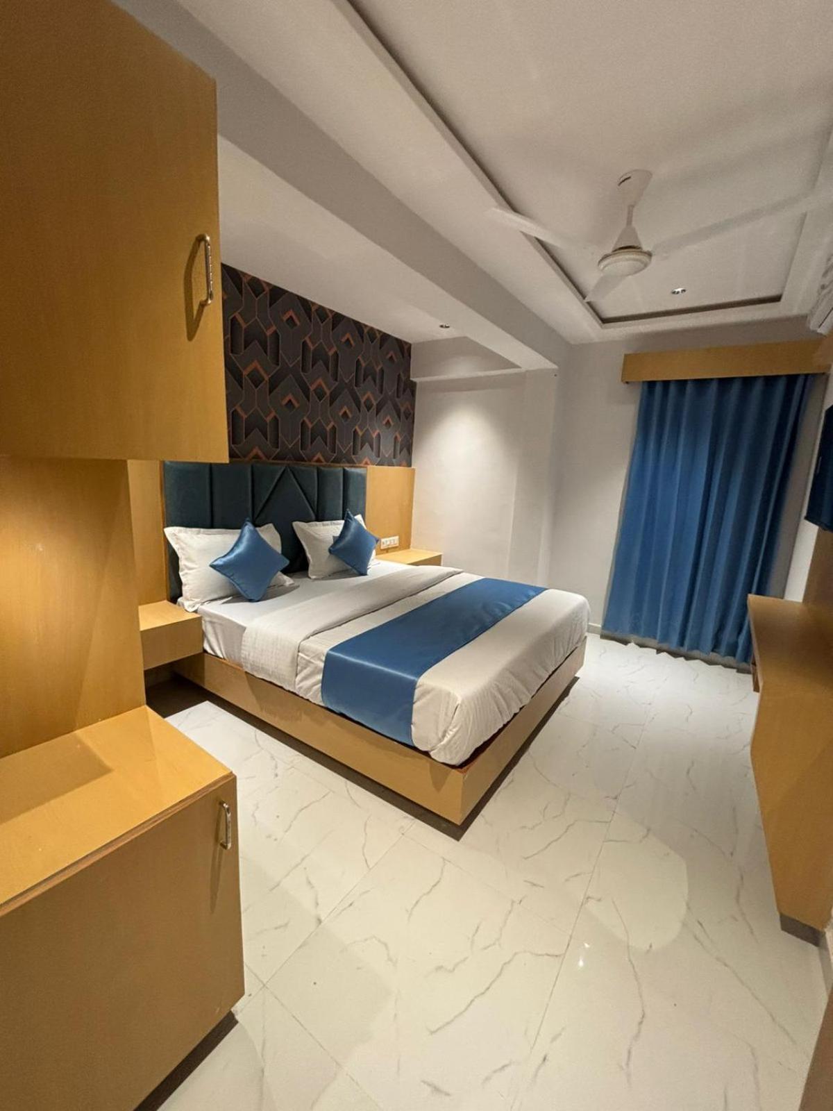 Hotel Phoniex Ahmadabad Zewnętrze zdjęcie