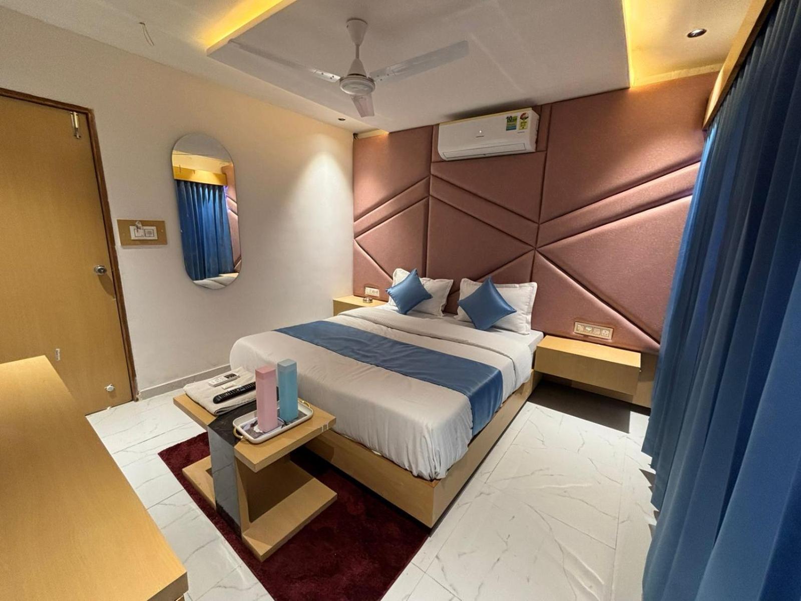 Hotel Phoniex Ahmadabad Zewnętrze zdjęcie