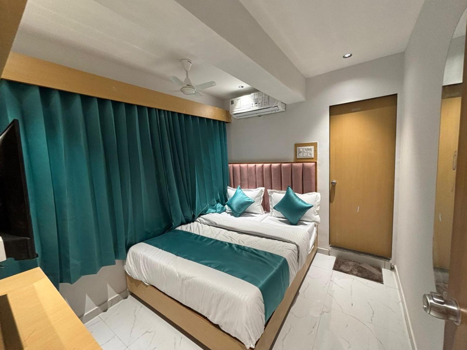 Hotel Phoniex Ahmadabad Zewnętrze zdjęcie